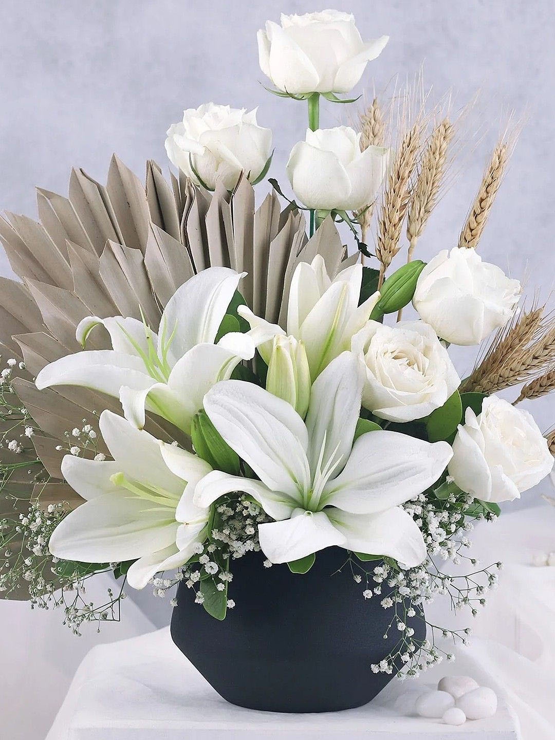 

fnp White & Green 8 Pieces Mixed Fresh Flowers Vase