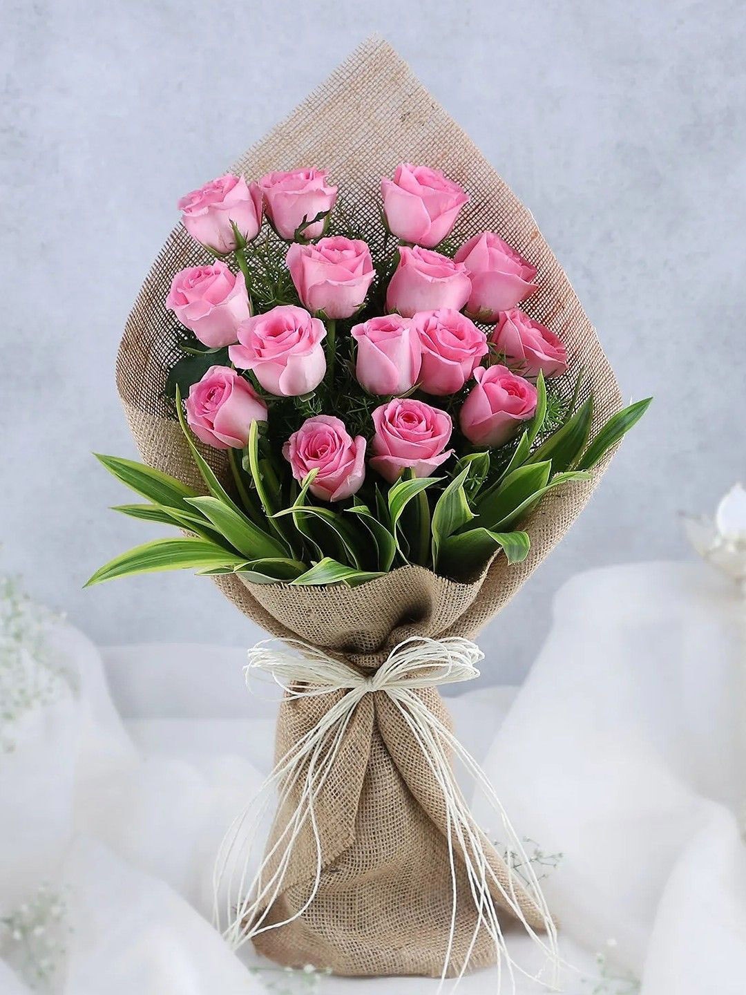 

fnp Pink & Green 16 Pcs Roses Fresh Flowers Bouquet