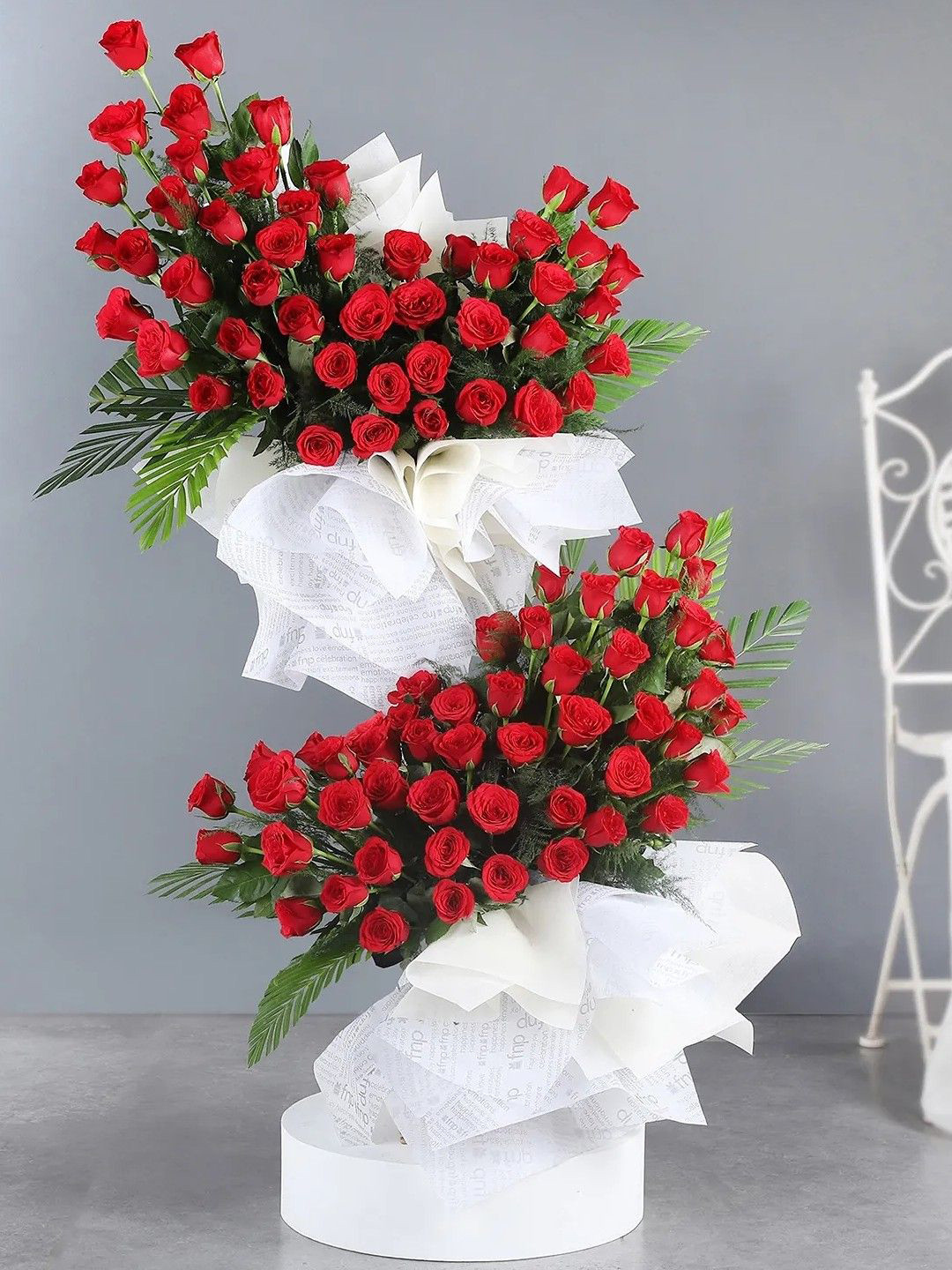 

fnp Red 100 Pieces Hot Rose Floral Arrangement
