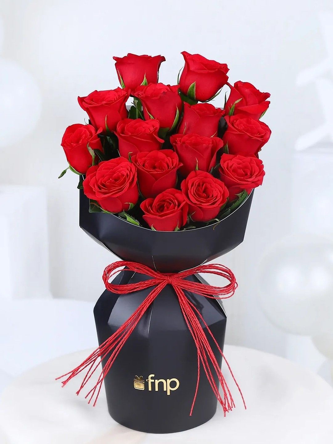 

fnp Red & Green 15 Pieces Roses Flower Bouquet