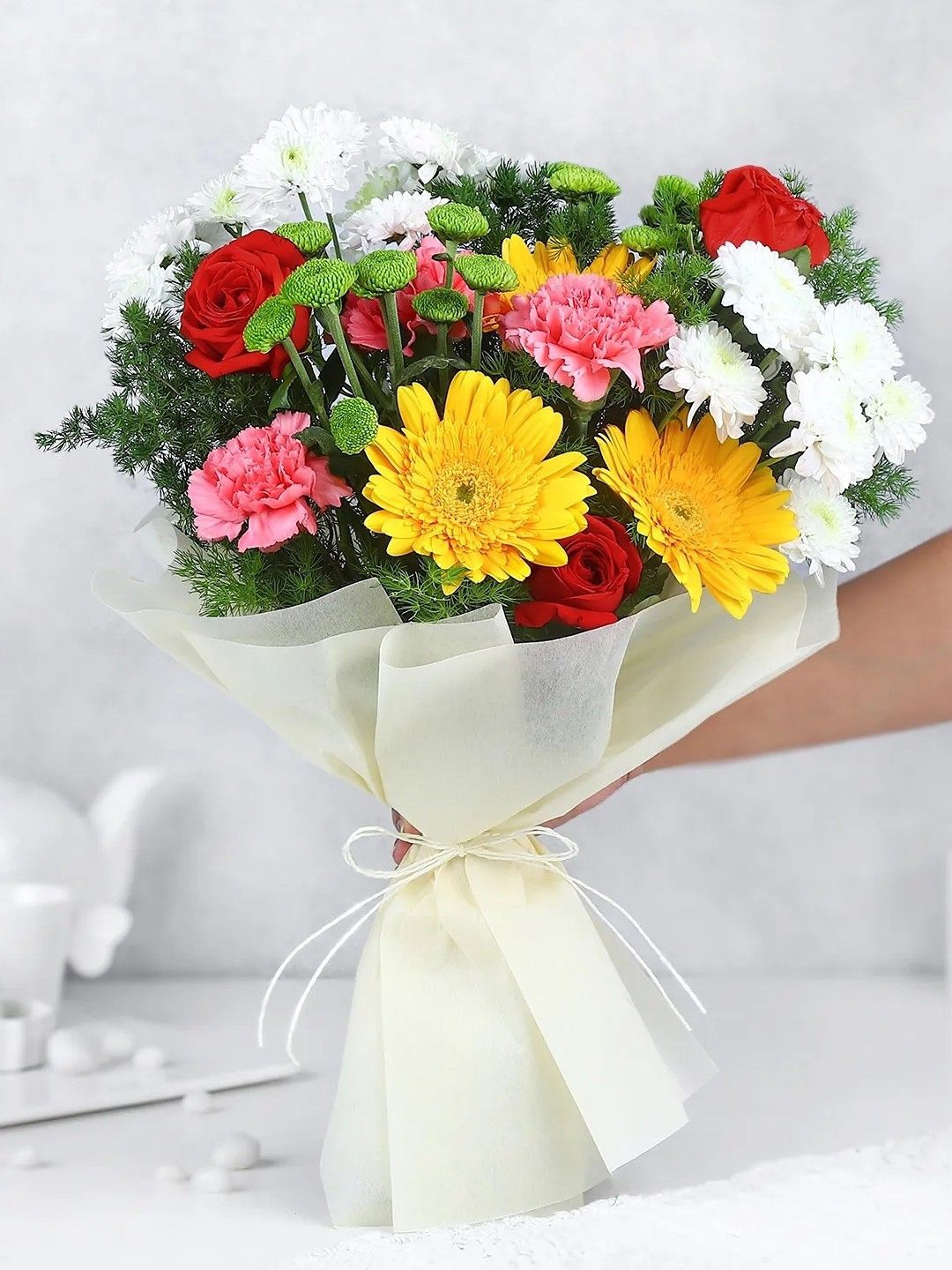 

fnp White & Yellow 40 Pieces Mixed Flower Bouquet