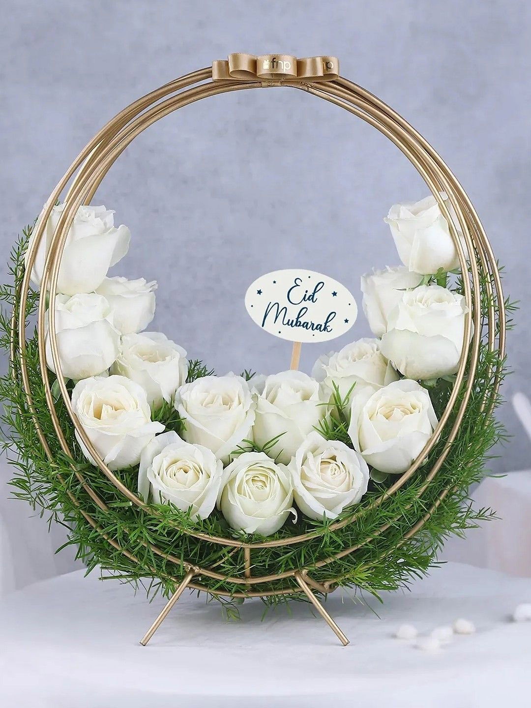 

fnp White & Green 15 Pieces Roses Fresh Flowers In Basket