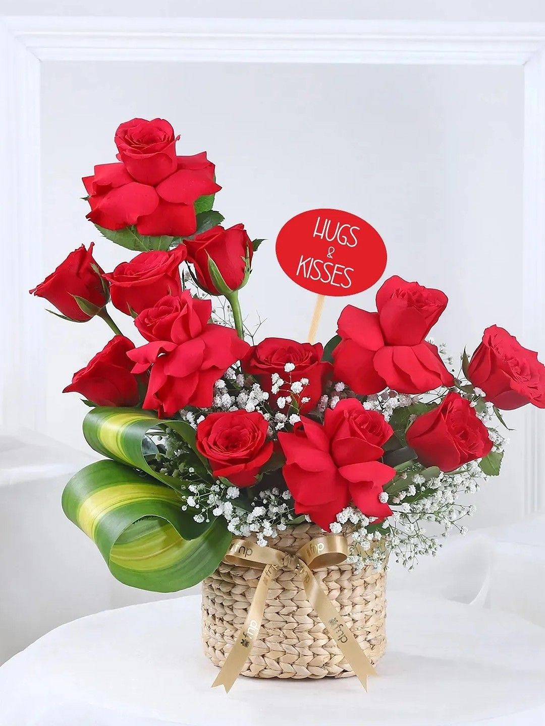 

fnp Red & Green 12 Pieces Roses Fresh Flowers Bouquet