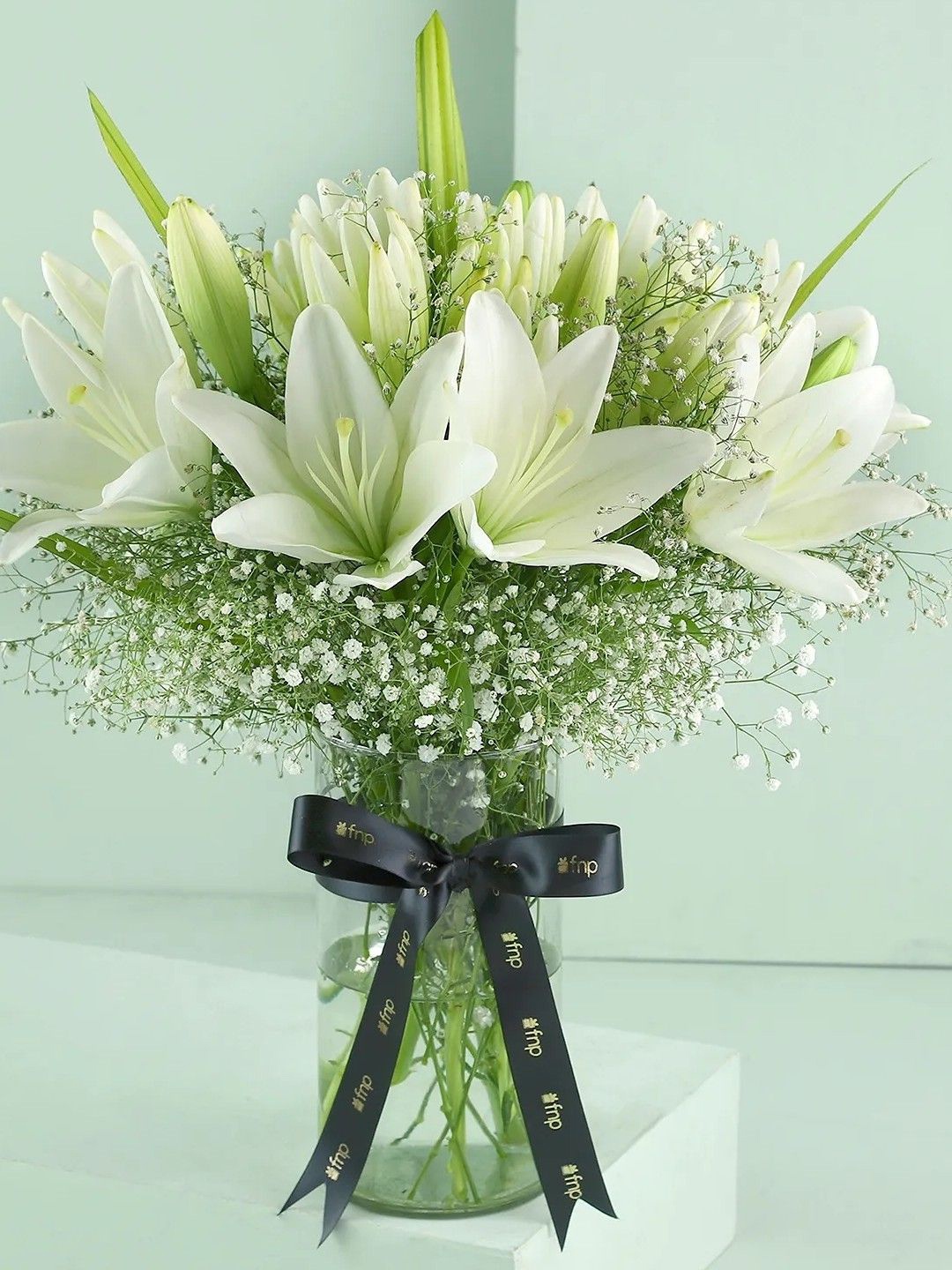 

fnp White & Green 14Pieces Lilies Fresh Flowers Vase