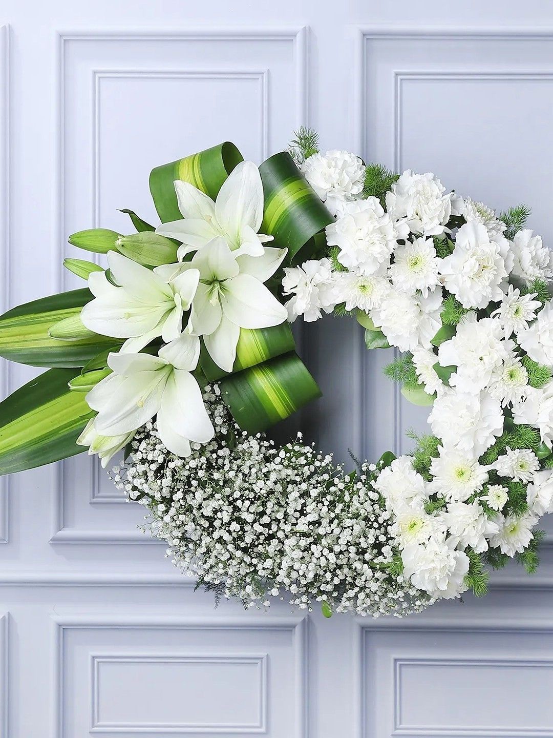 

fnp White & Green 17 Pieces Mixed Flower Bouquet