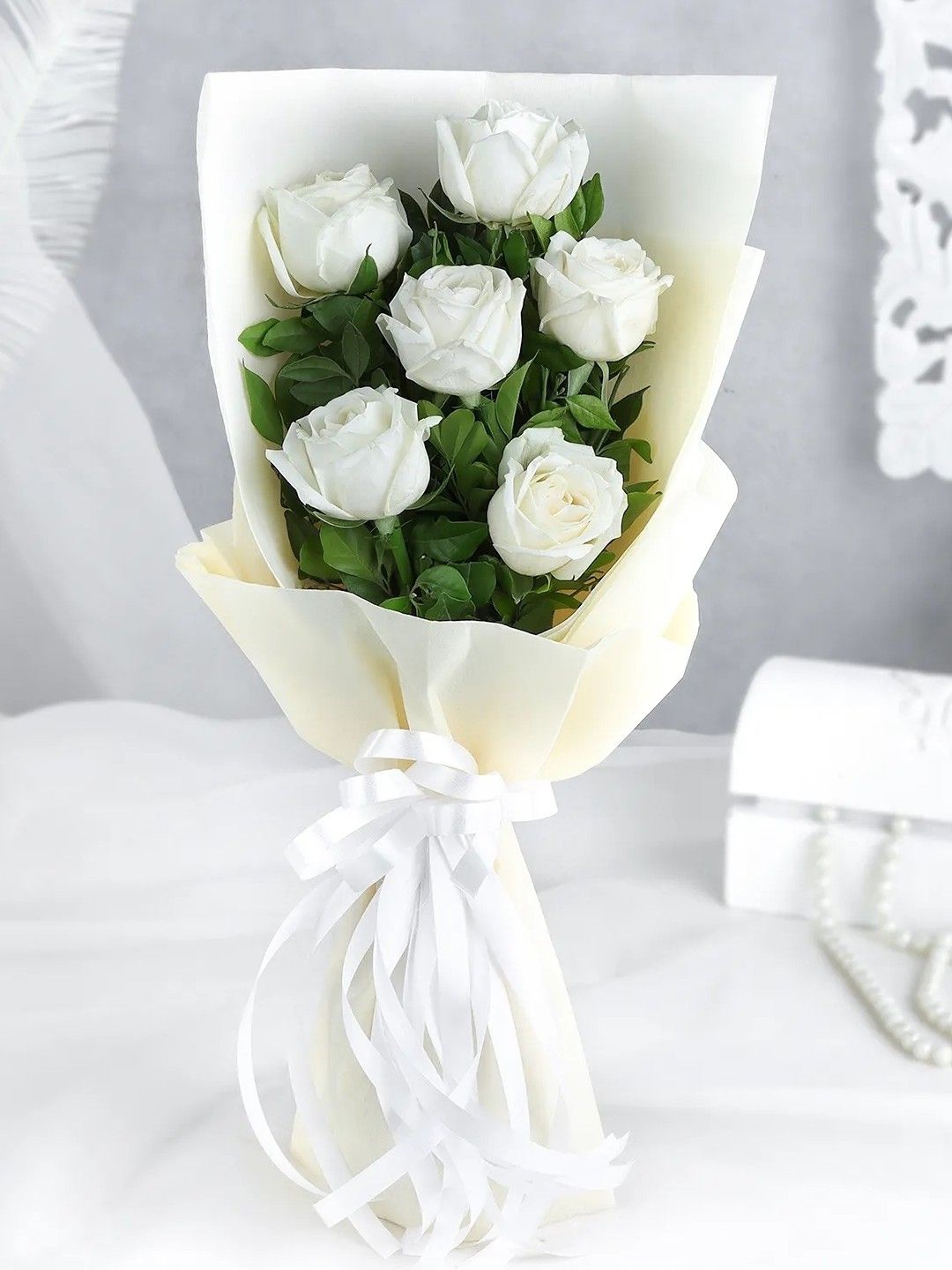 

fnp White 6 Pieces Roses Bunch