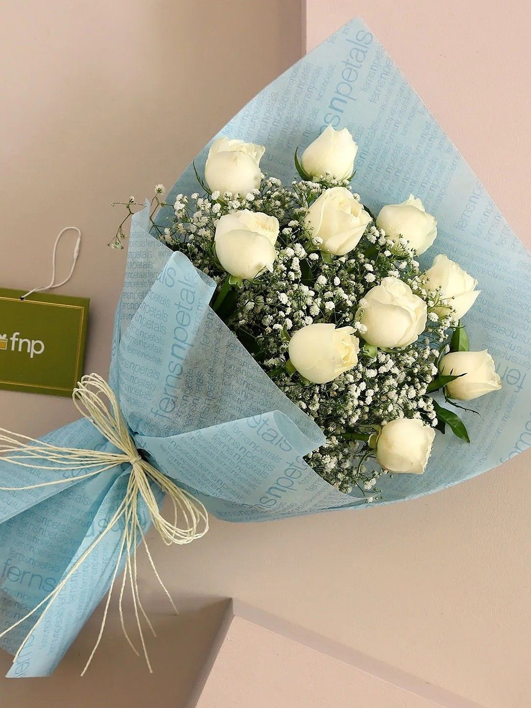 

fnp White 10 Pieces Roses Fresh Flowers Bouquet