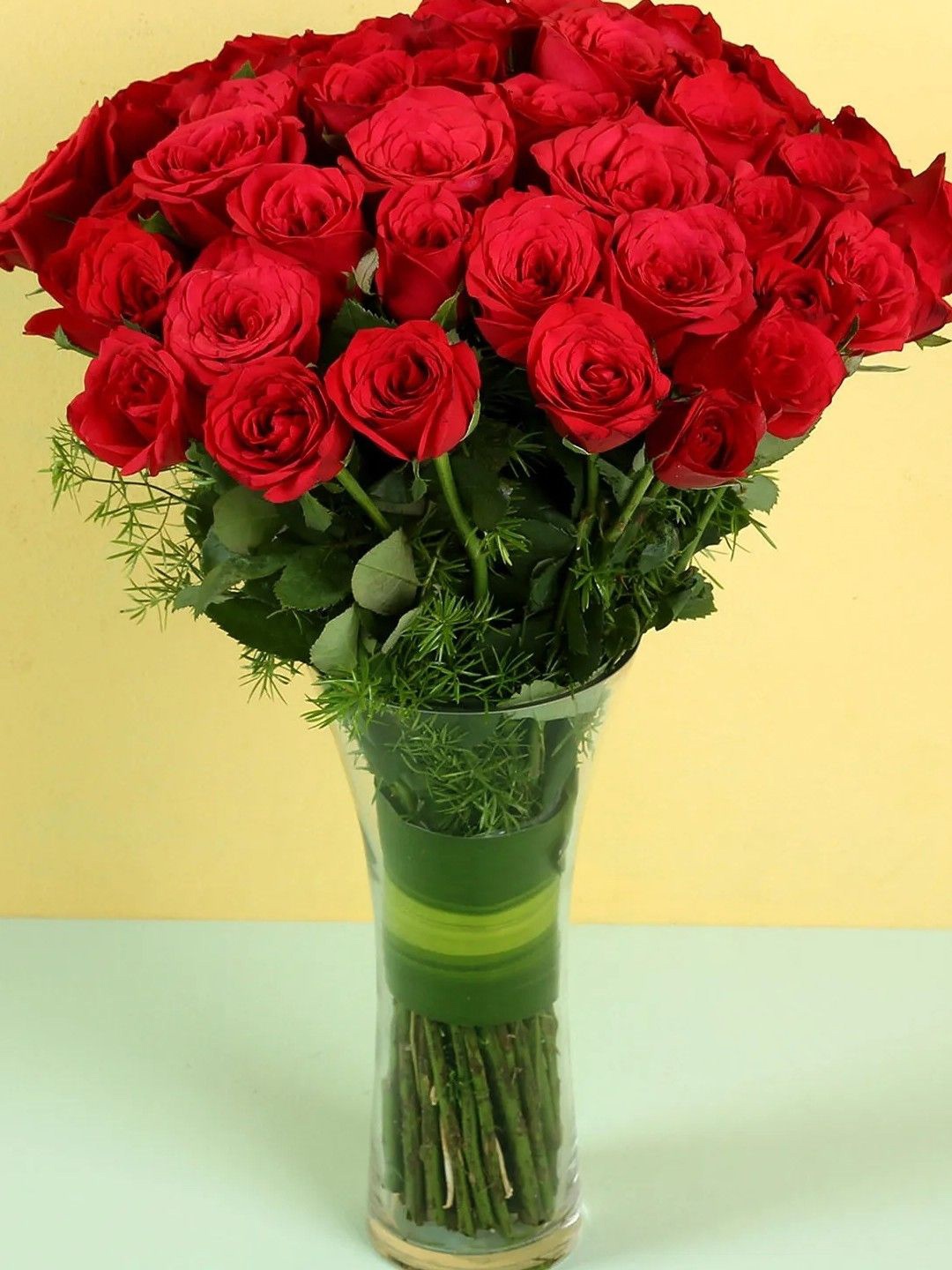 

fnp Red & Green 50 Pieces Roses Fresh Flowers Bouquet