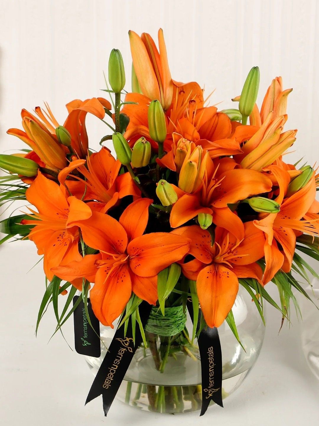 

fnp Orange Coloured & Green 20 Pieces Lilies Fresh Flowers Vase