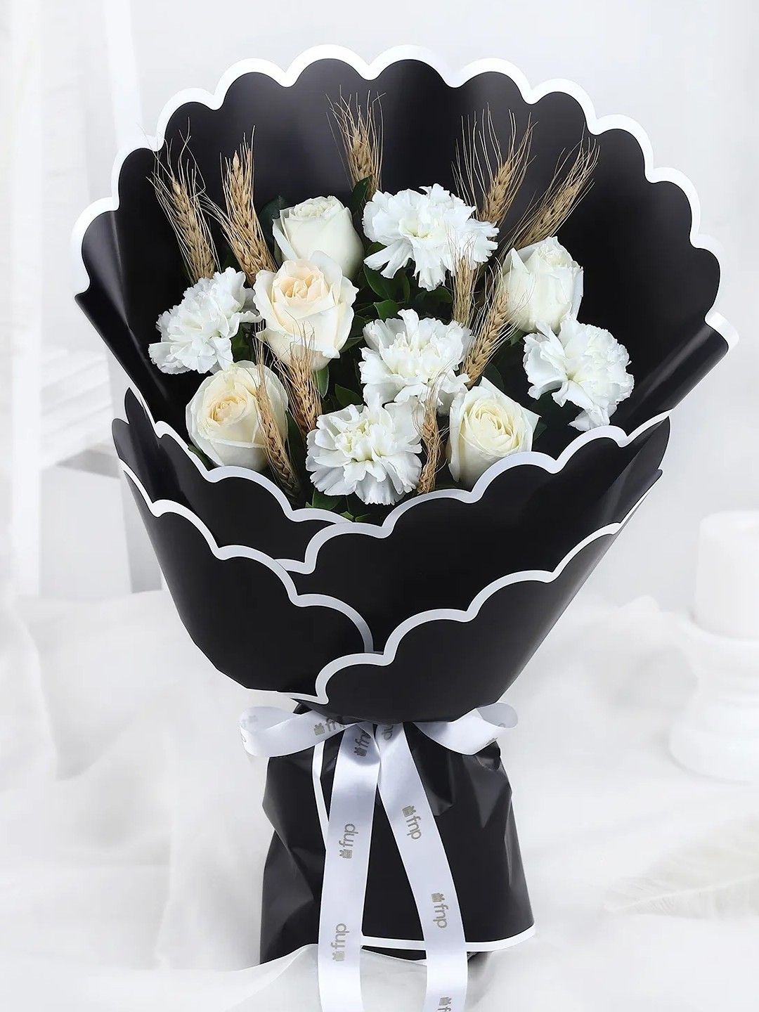 

fnp White 10 Pcs Rose Fresh Flowers Bouquet