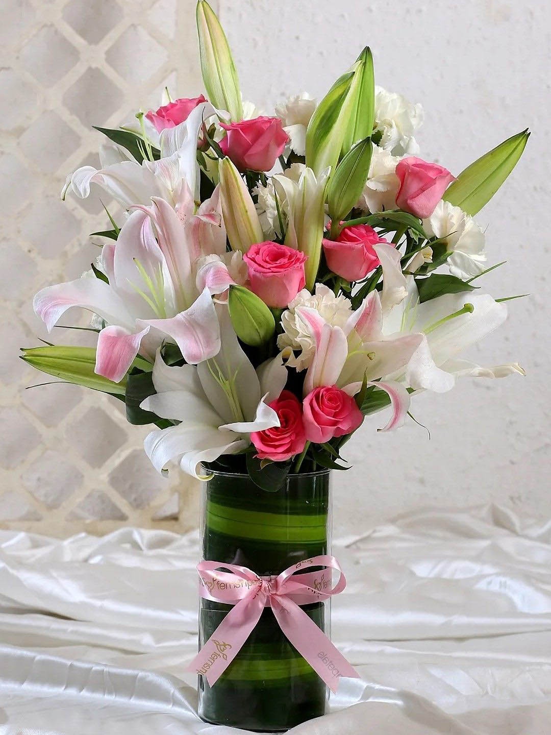 

fnp White & Pink 18 Pieces Mixed Fresh Flowers Vase