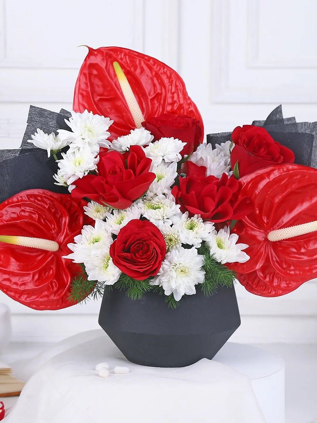 

fnp White 10 Pieces Roses & Daisy Fresh Flowers Vase, Red