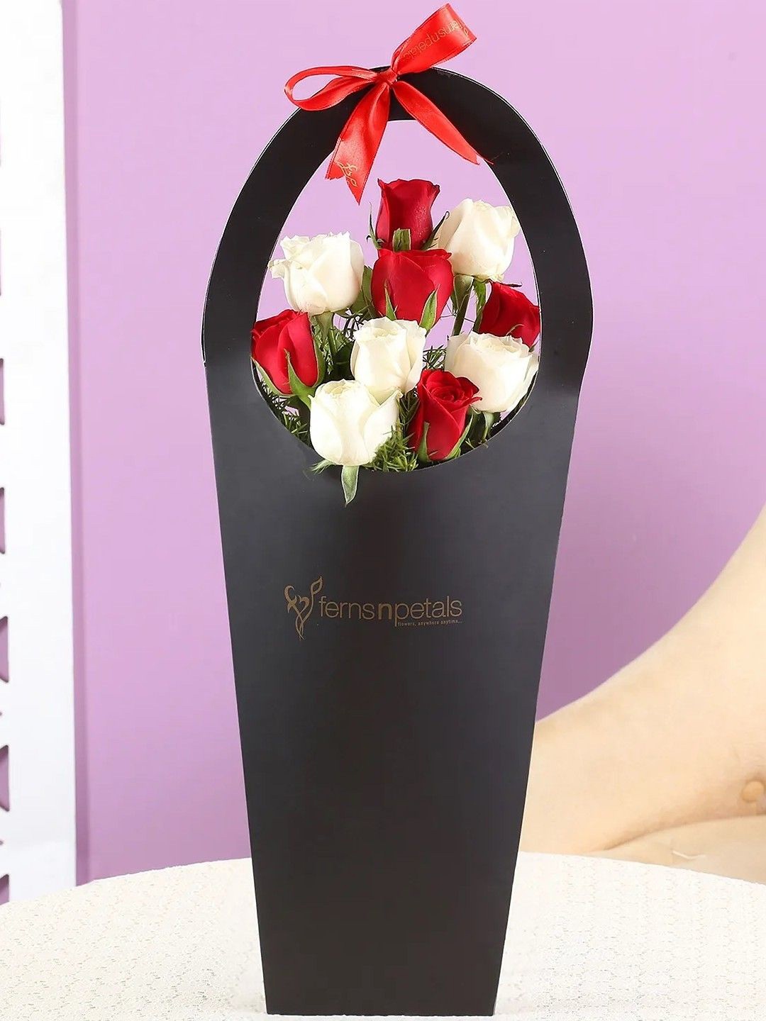 

fnp White & Red 10 Pieces Roses Fresh Flowers Sleeve
