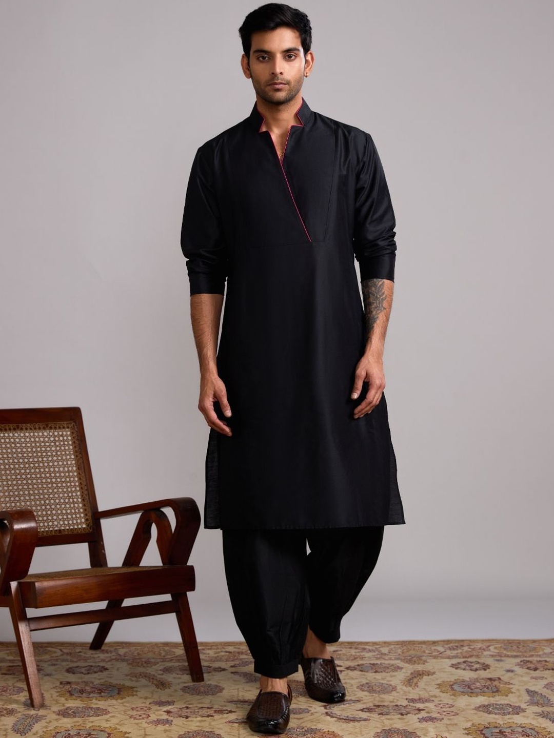 

Abhishti Mandarin Collar Long Sleeves Straight Kurta with Trousers, Black