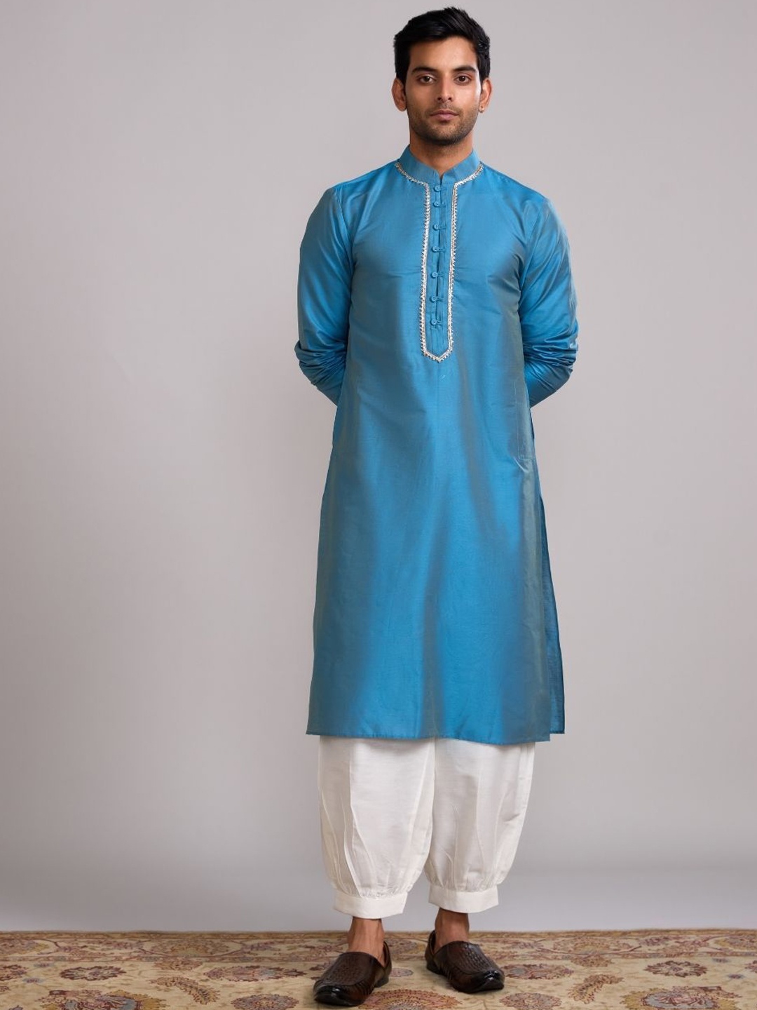 

Abhishti Mandarin Collar Long Sleeves Gotta Patti Cotton Silk Straight Kurta, Blue