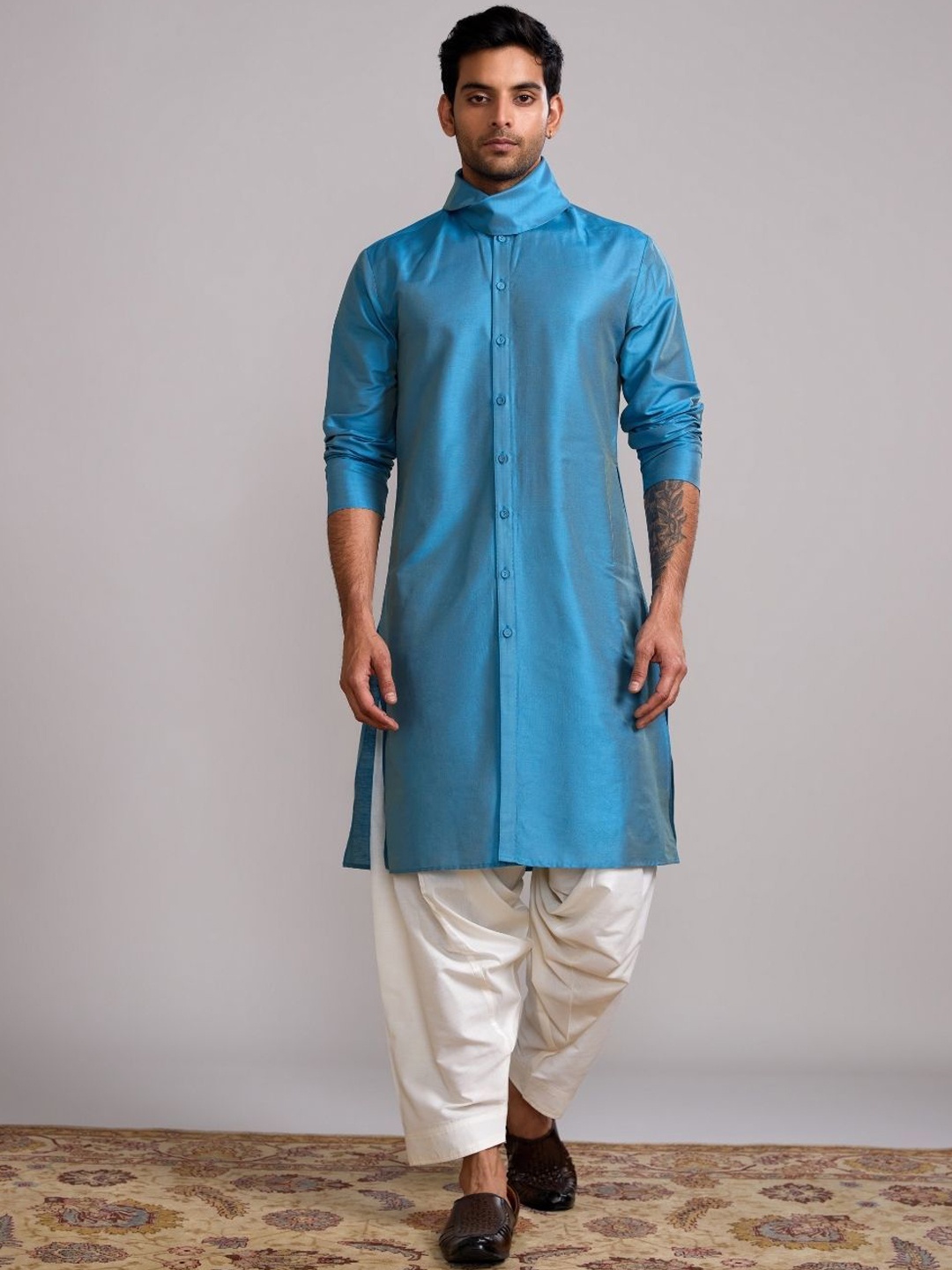 

Abhishti Cowl Neck Long Sleeves Cotton Silk Straight Kurta, Blue