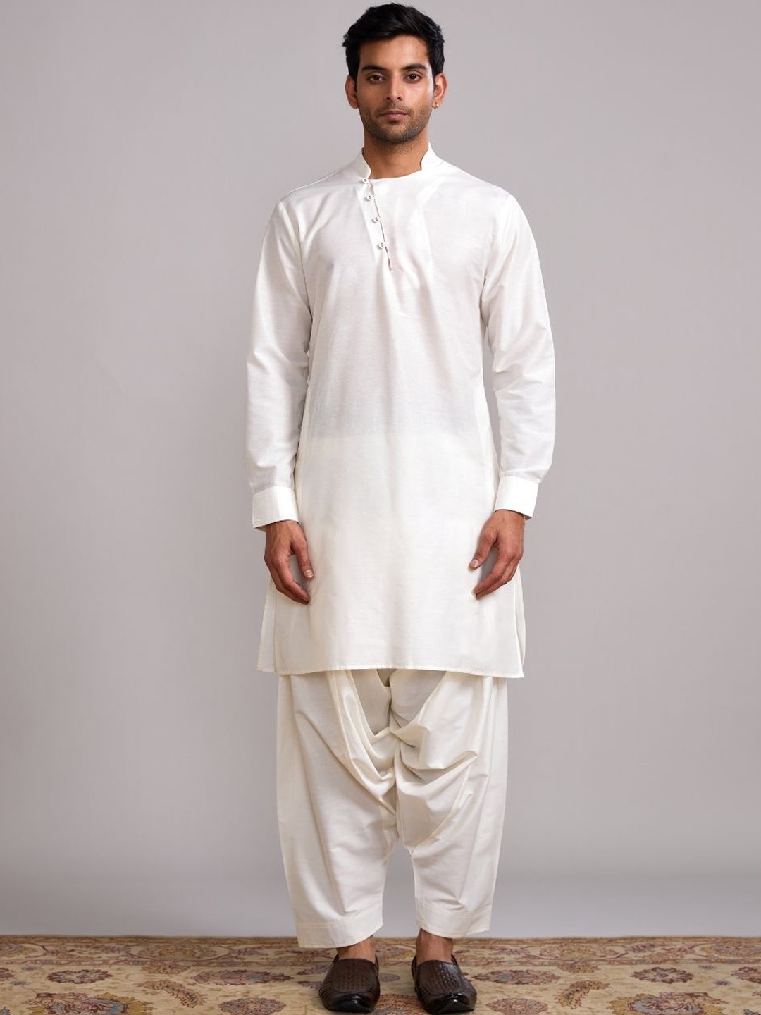 

Abhishti Mandarin Collar Long Sleeves Cotton Silk Straight Kurta, Cream
