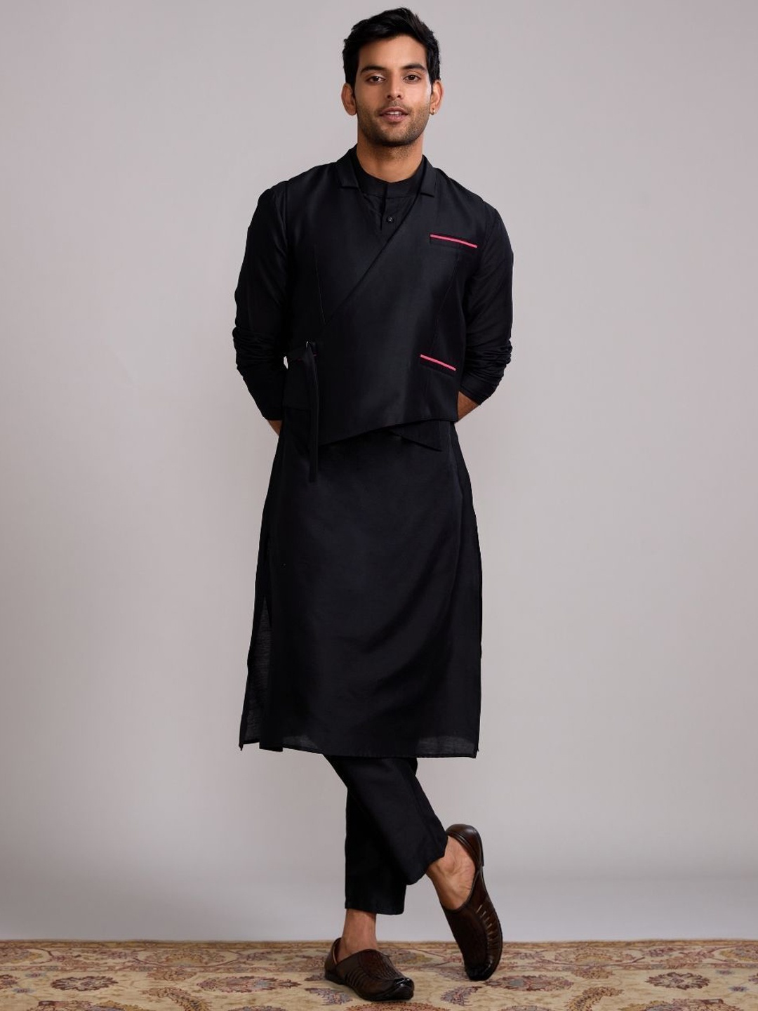 

Abhishti Mandarin Collar Long Sleeves Straight Kurta with Trousers, Black