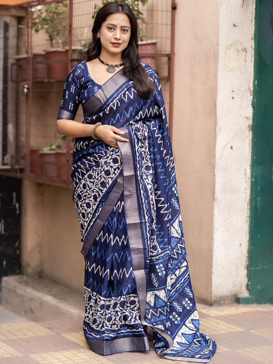 

Mitera Batik Zari Printed Saree, Blue