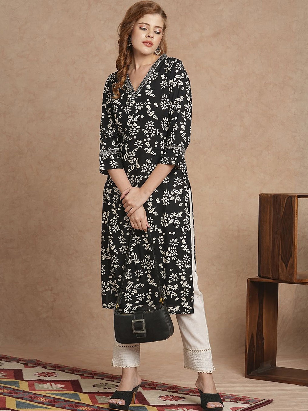 

INDYES Floral Printed V-Neck Mirror Work Straight Kurta, Black