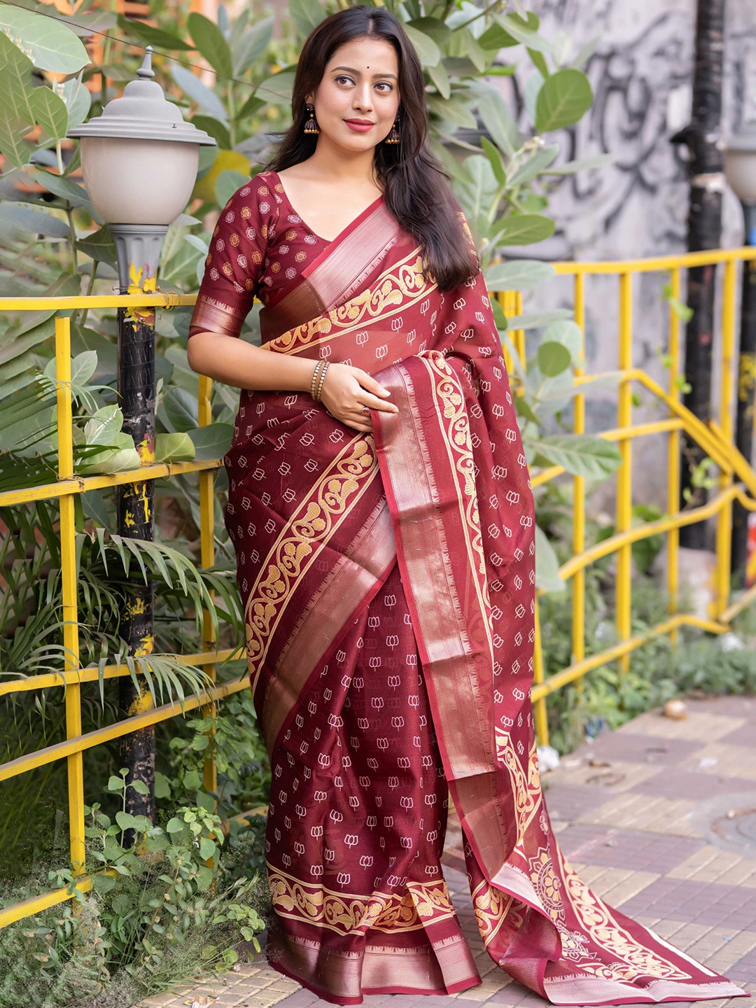 

Mitera Floral Zari Saree, Red