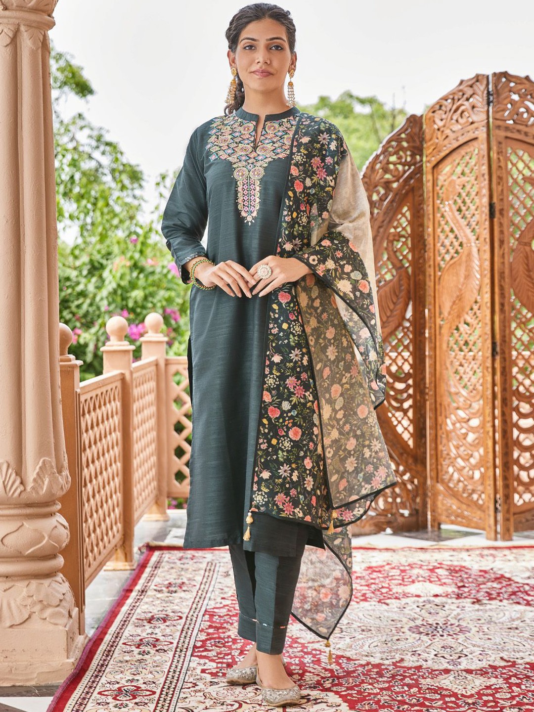 

WOMEN PLUS Women Floral Embroidered Regular Thread Work Kurta with Trousers & With Dupatta, Grey