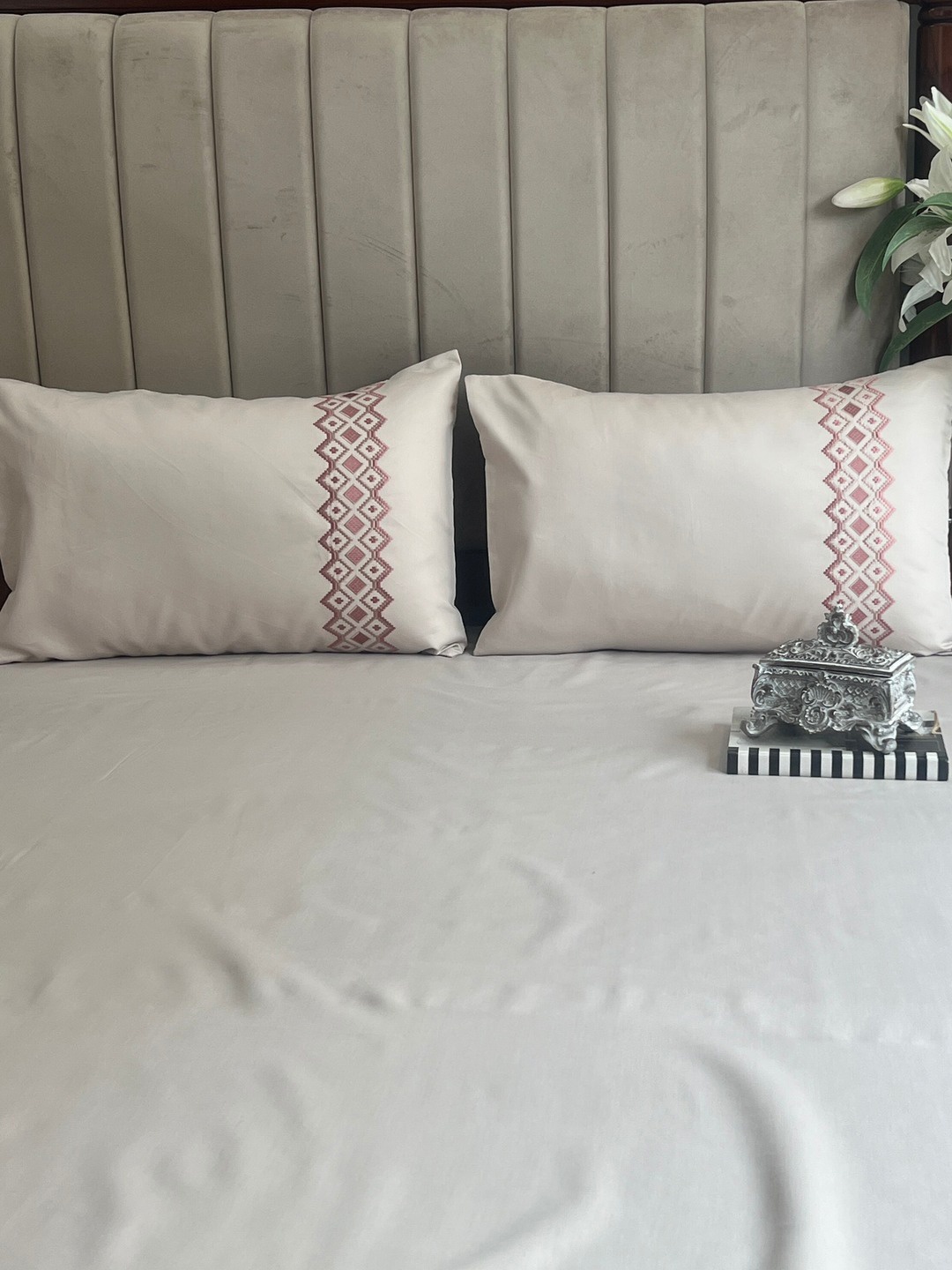 

Sadyaska Off White Geometric 1000 TC Cotton King Bedsheet with 2 Pillow Covers