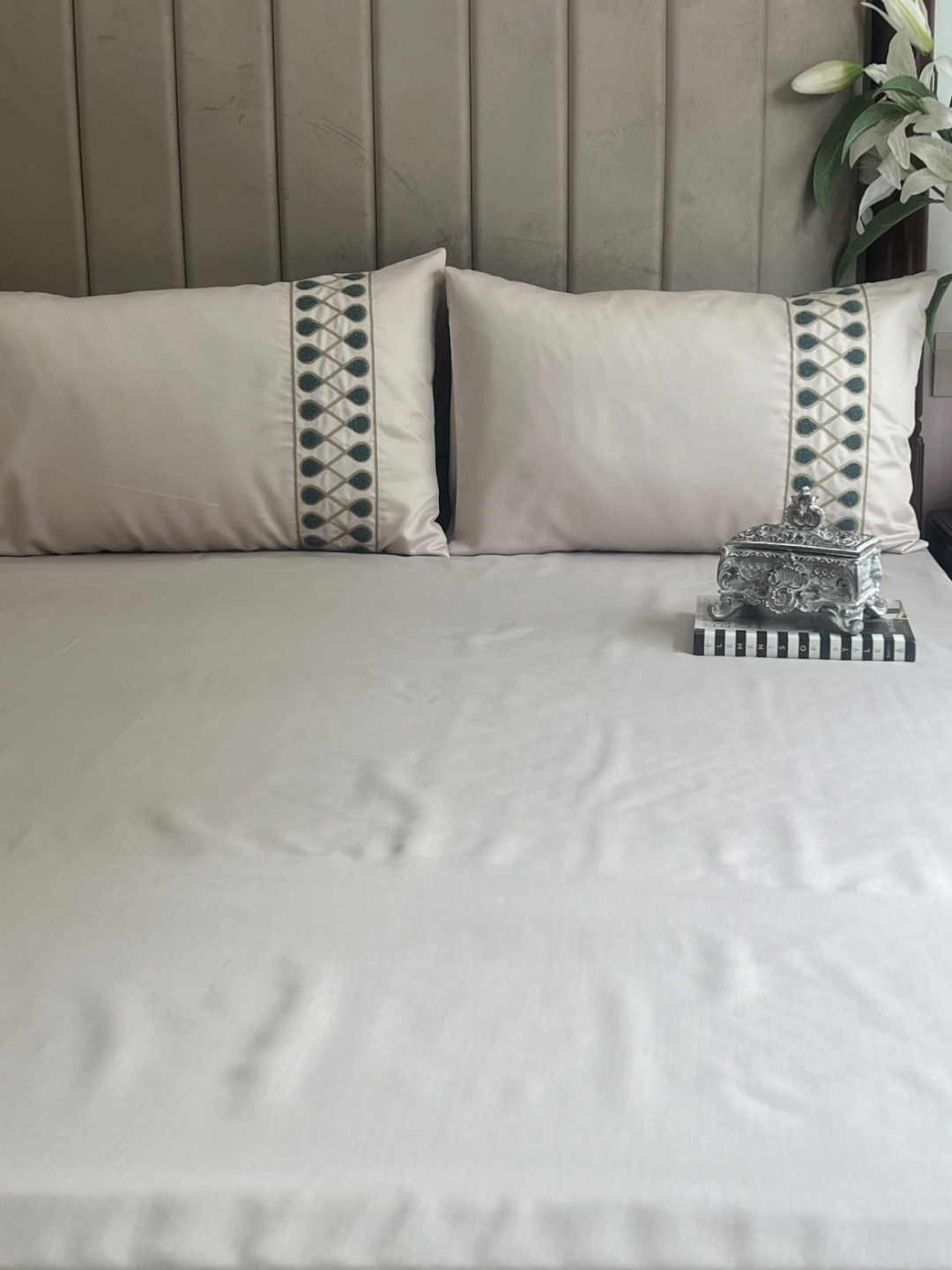 

Sadyaska Off White Geometric Cotton 1000 TC King Bedsheet with 2 Pillow Covers