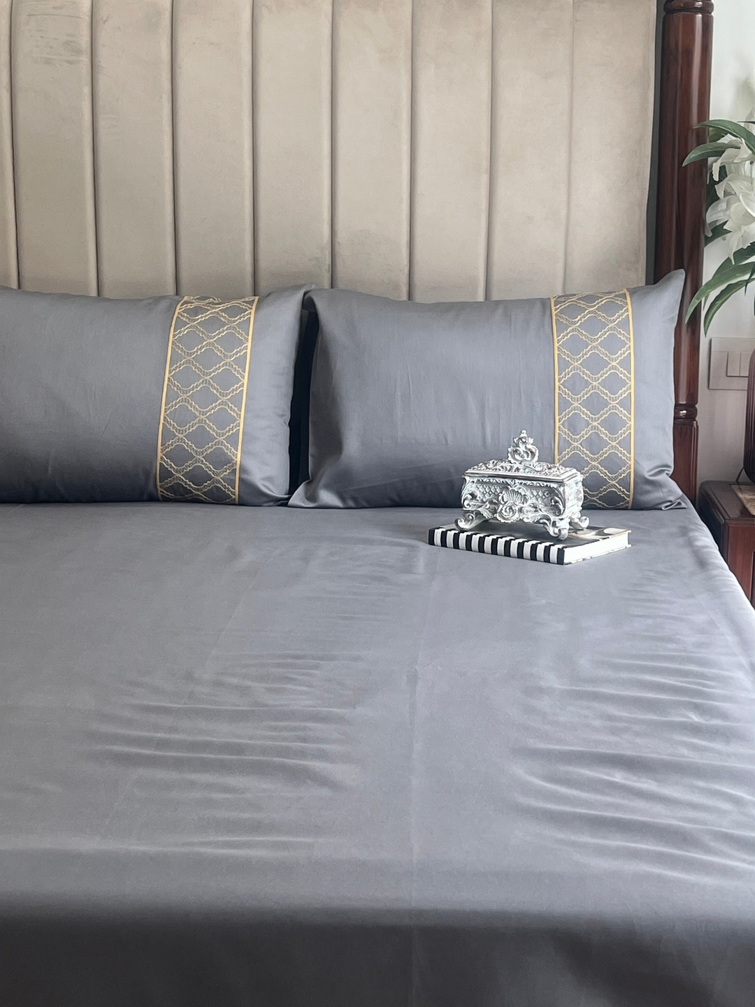

Sadyaska Grey & Yellow Geometric Cotton 1000 TC King Bedsheet with 2 Pillow Covers