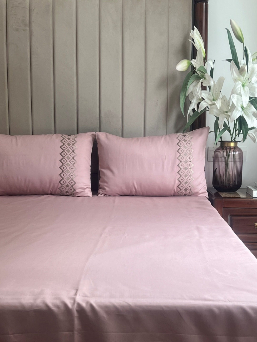 

Sadyaska Pink 1000 TC King Bedsheet with 2 Pillow Covers