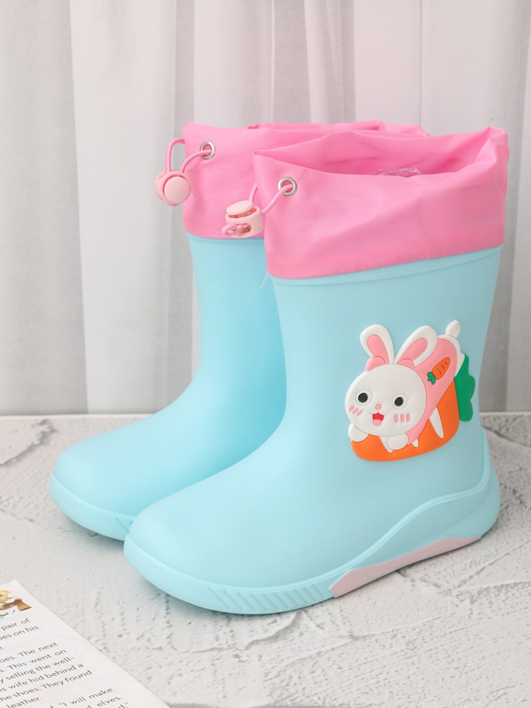 

Yellow Bee Girls Patterned Rain Boots, Blue
