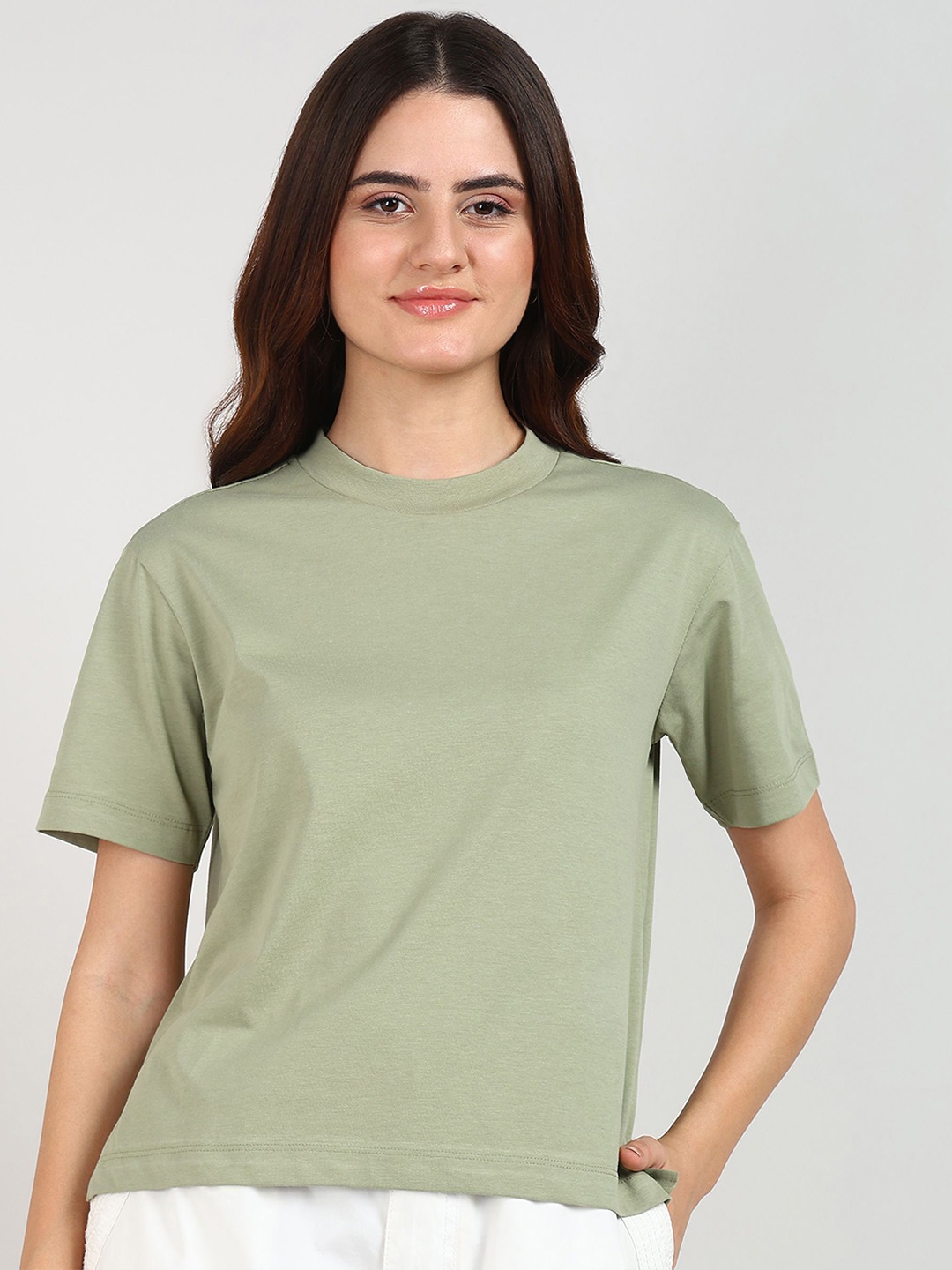 

Alan Jones Women Solid Round Neck T-shirt, Green