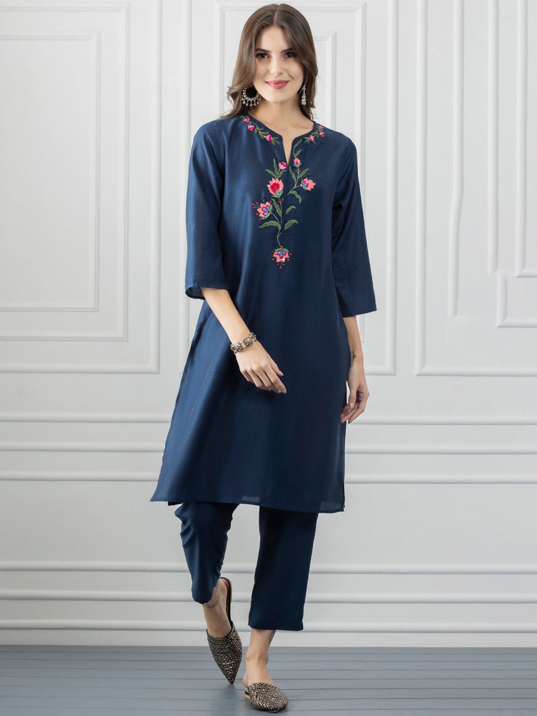 

SHAYE Notch Neck Yoke Design Thread Work Floral Straight Kurta, Navy blue