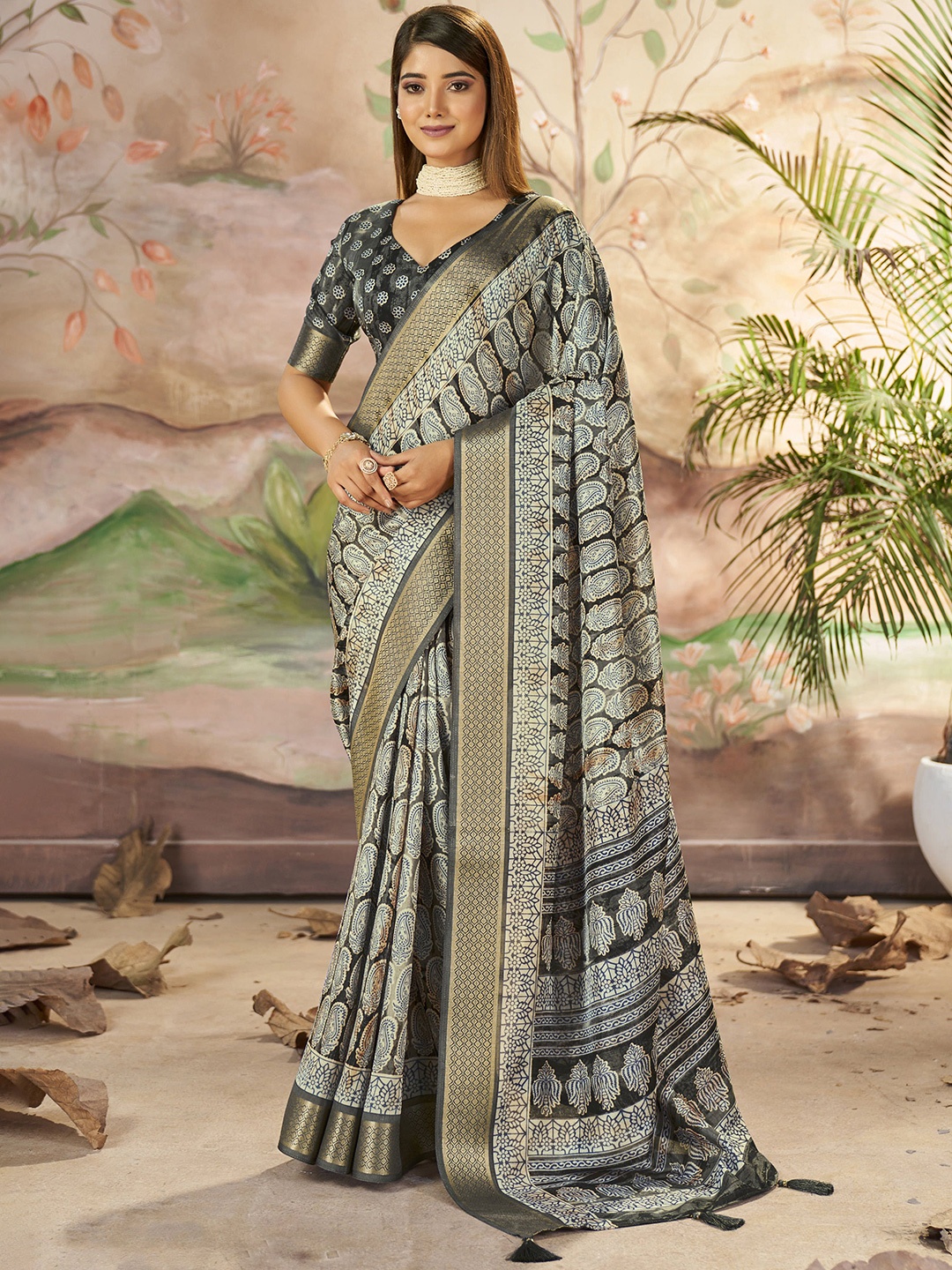 

MySilkLove Ethnic Motifs Zari Saree, Green