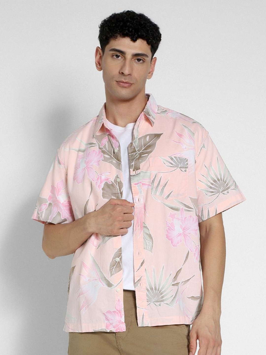 

AMERICAN EAGLE OUTFITTERS Men Floral Printed Casual Shirt, Peach