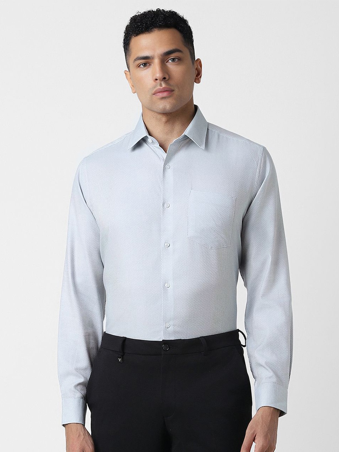 

Van Heusen Men Solid Spread Collar Formal Shirt, Blue