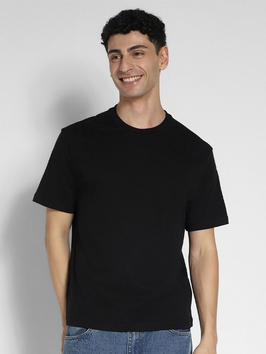 

AMERICAN EAGLE OUTFITTERS Men Solid Round Neck T-shirt, Black