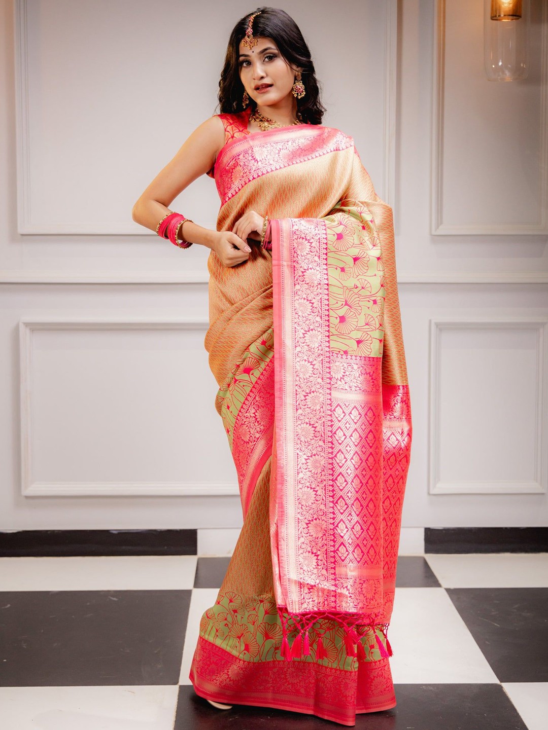 

AVANTIKA FASHION Woven Design Zari Banarasi Saree, Green
