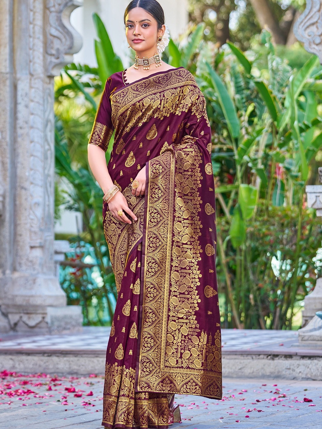 

DIVASTRI Woven Design Zari Banarasi Saree, Burgundy