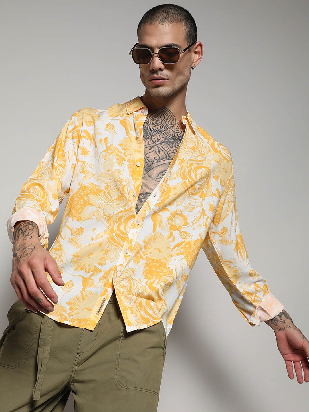 

Campus Sutra Men Comfort Botanical Printed Casual Shirt, Yellow