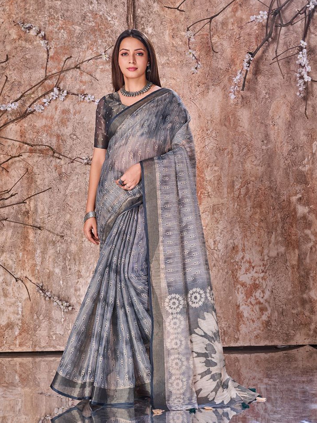 

Fashion FRICKS Saree With Blouse Piece, Grey