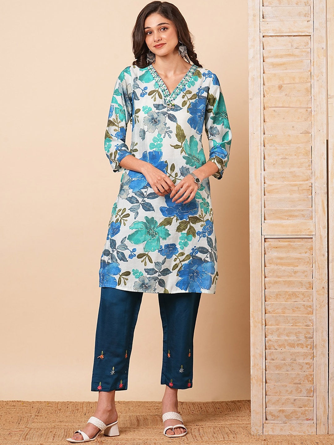 

FASHOR Floral Printed V-Neck Beads & Stones Straight Kurta, Blue