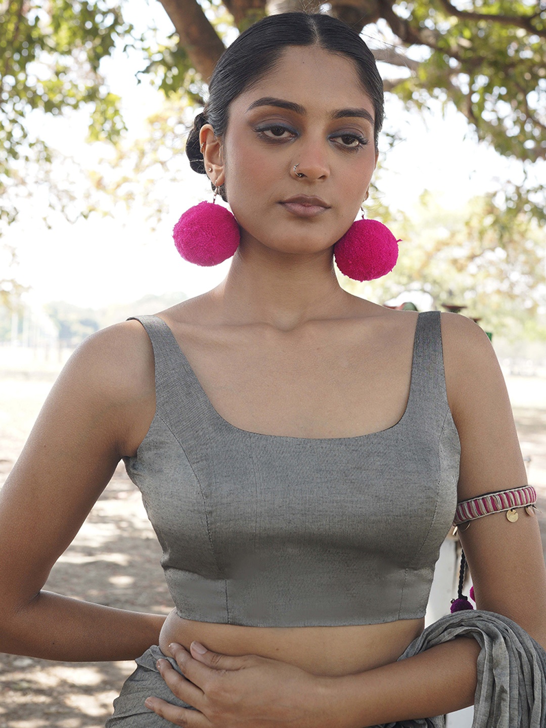 

HUTS AND LOOMS Square Neck Sleeveless Saree Blouse, Grey
