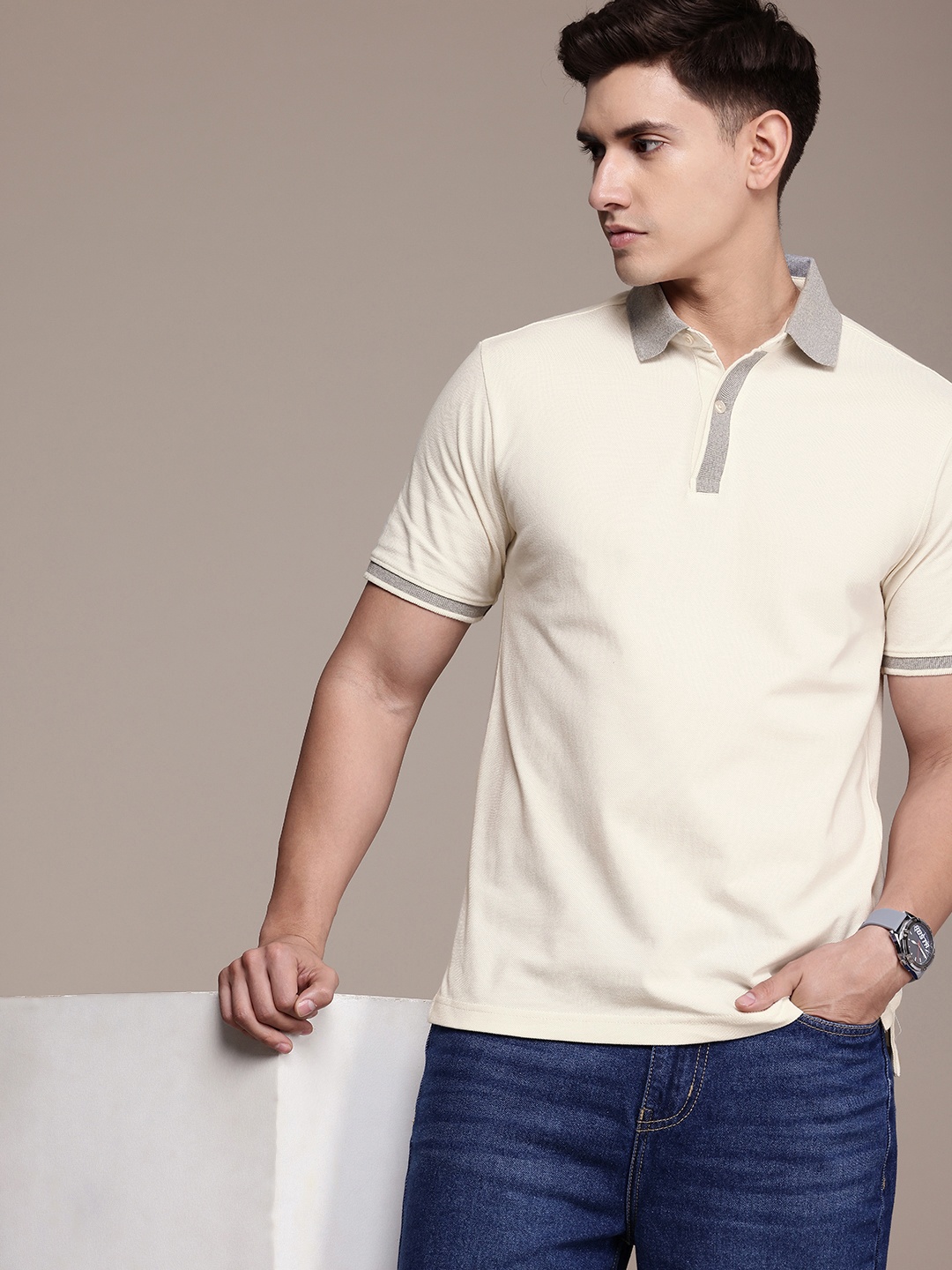 

Burnt Umber Men Polo Collar T-shirt, Off white