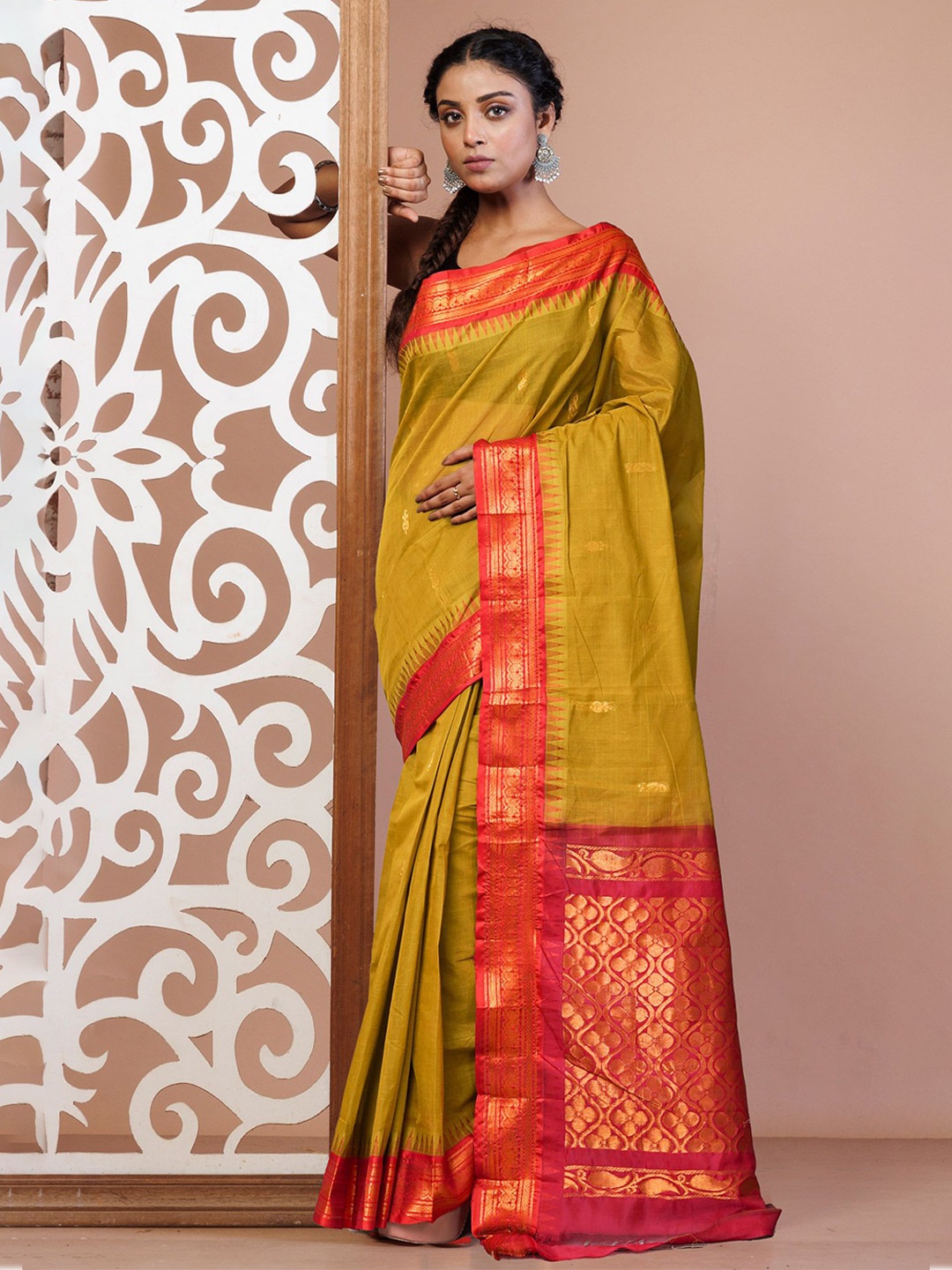 

Unnati Silks Ethnic Motifs Zari Pure Cotton Handloom Gadwal Saree, Yellow