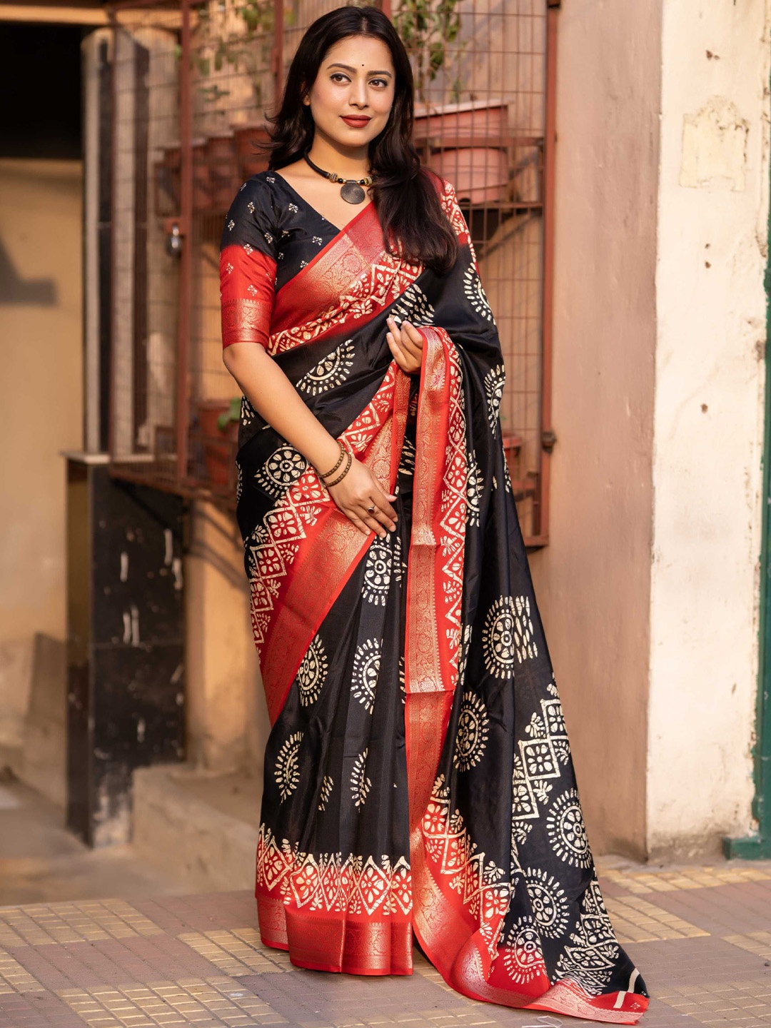 

Panzora Batik Zari Saree, Black