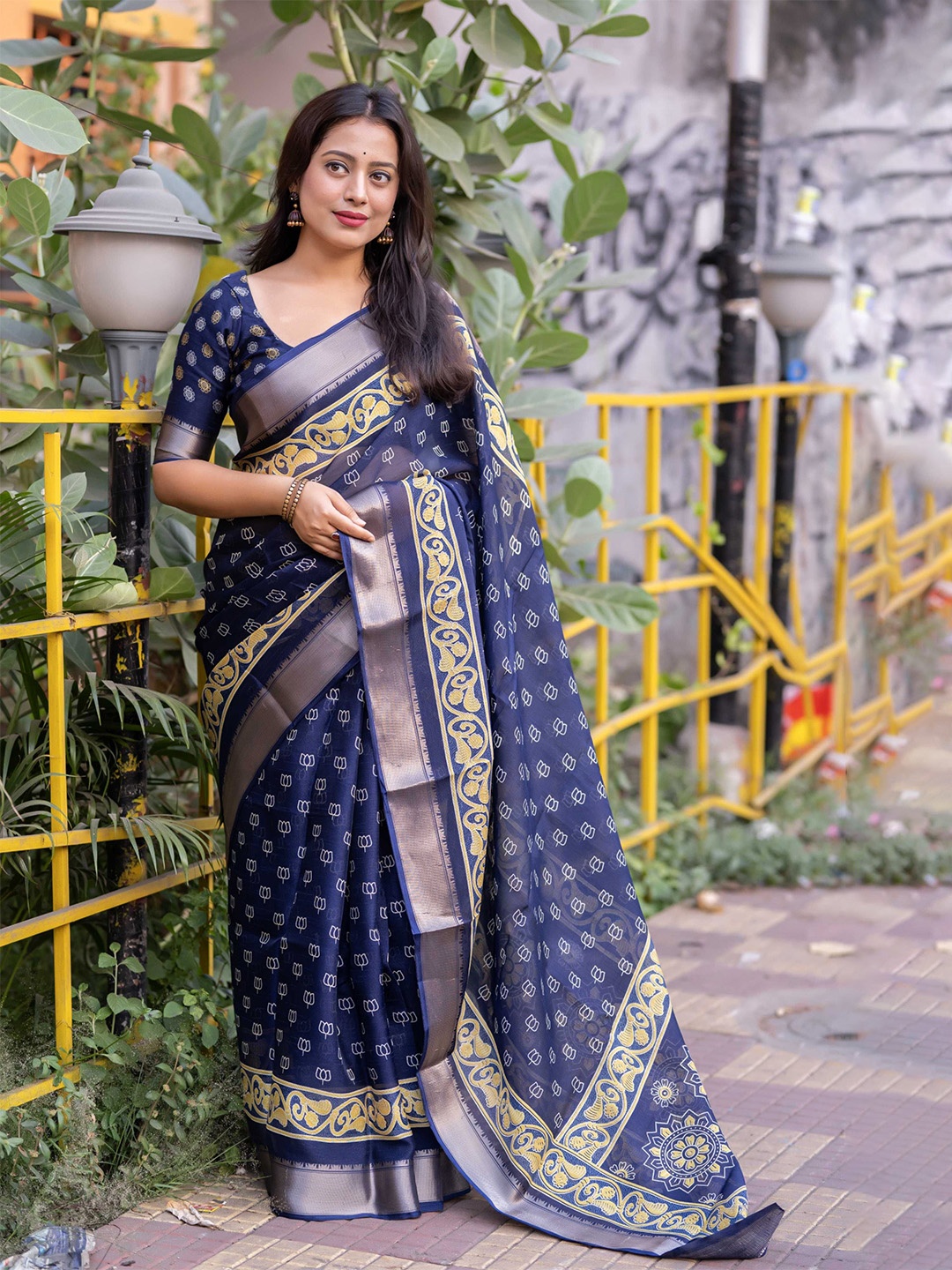 

Panzora Ethnic Motifs Zari Saree, Blue