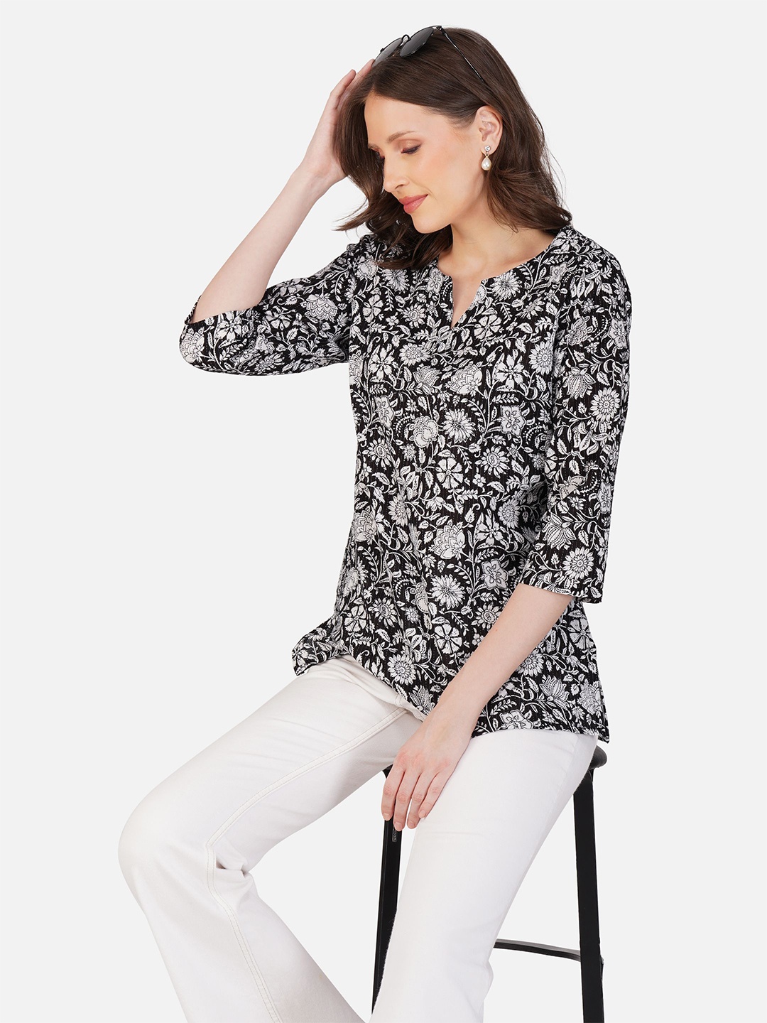 

INDIAN KNOTS Botanical Printed Pure Cotton Kurti, Black