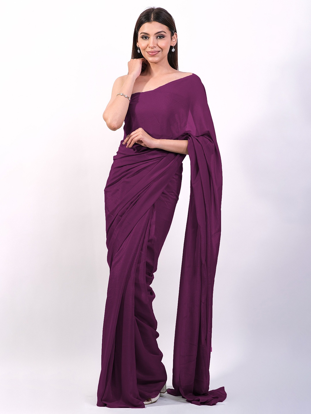 

Aynaa Solid Saree, Burgundy