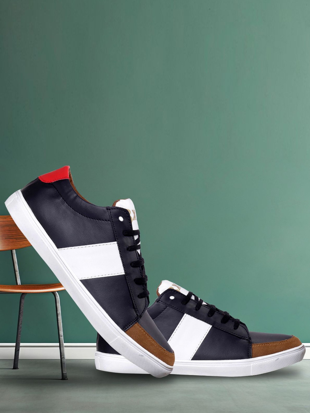 

Bxxy Men Colourblocked Round Toe Sneakers, Black